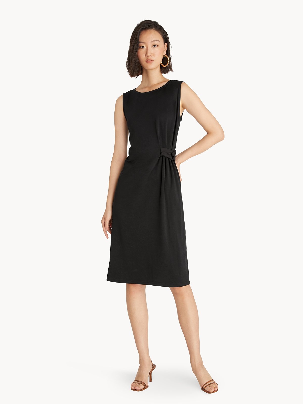 Black gown sleeveless on sale