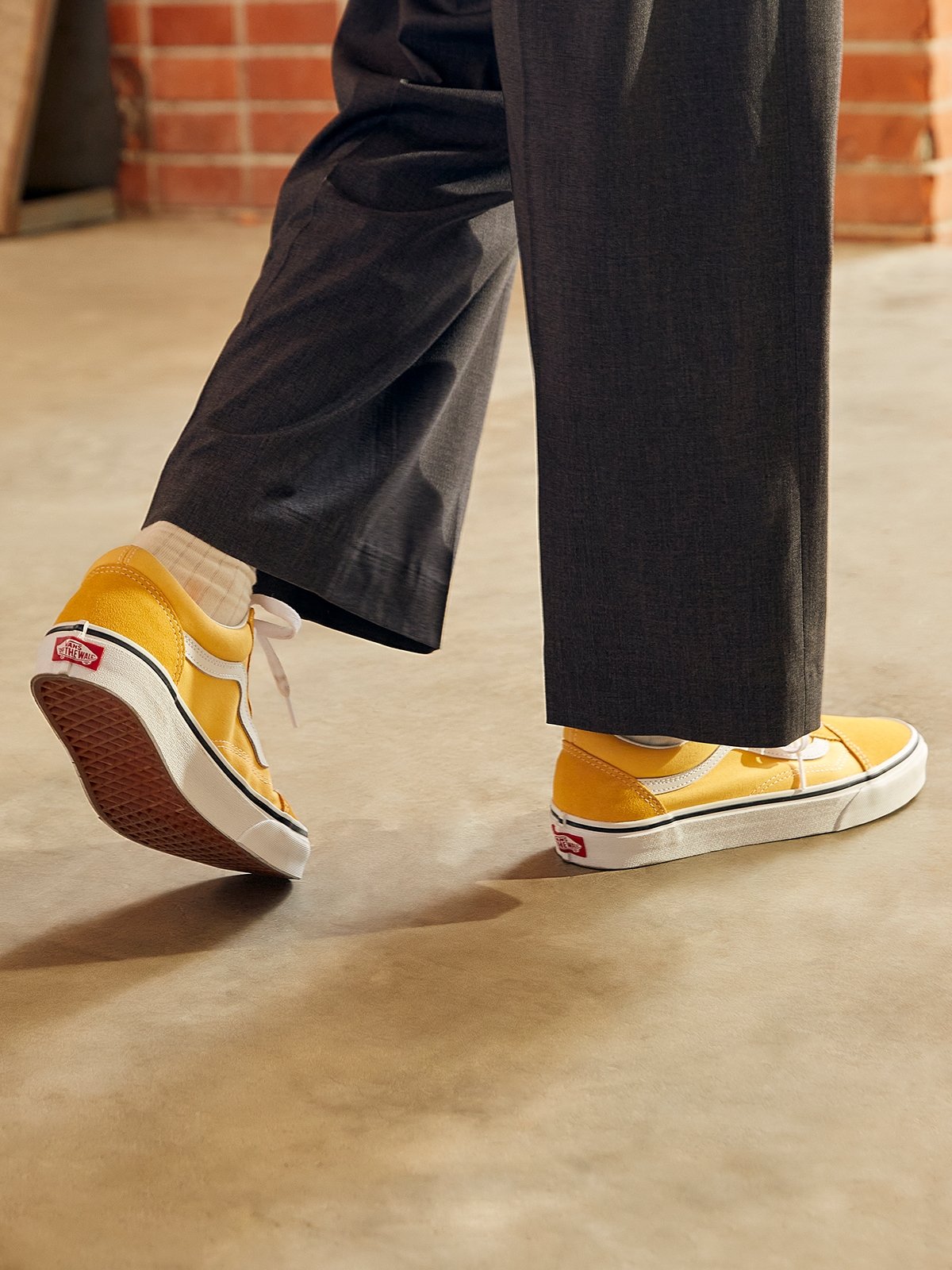 Yellow old skool vans on feet cheap