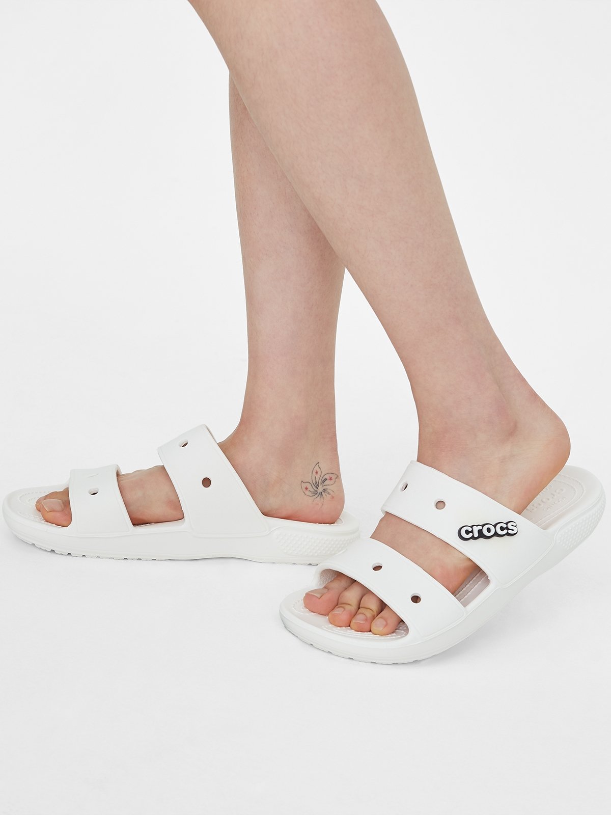 Crocs classic flat sandals in black | ASOS