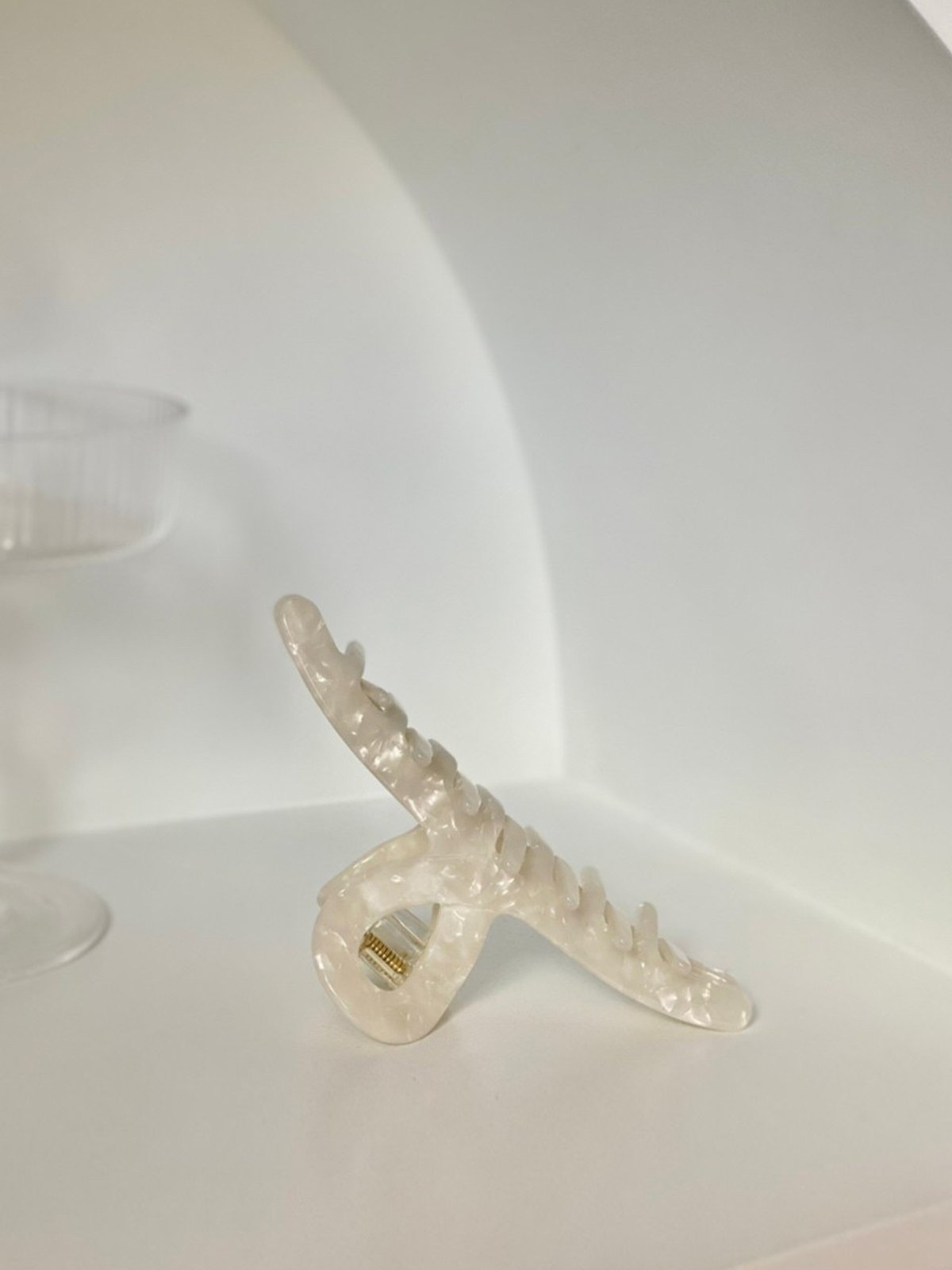 Quince in White Hair Claw White Pomelo Fashion