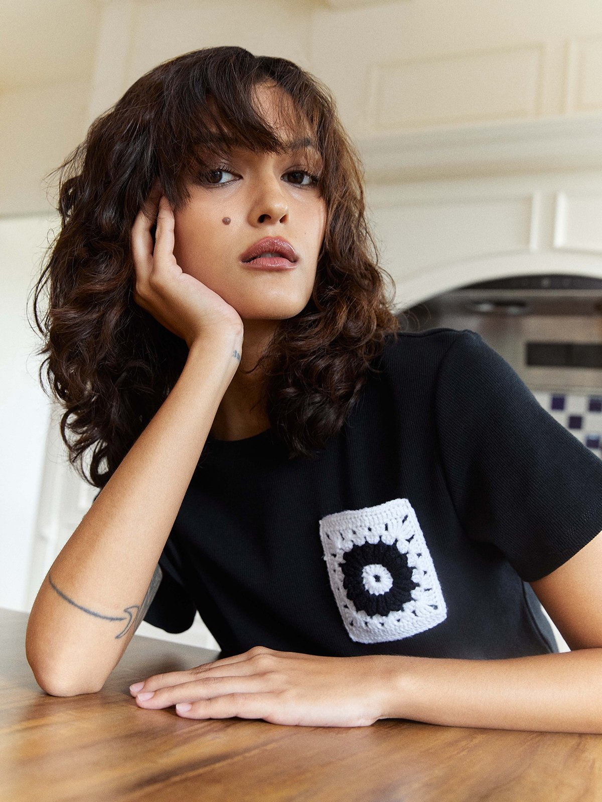 Filagen Flower Embroidered Crop T Shirt Black Pomelo Fashion filagen-flower-embroidered-crop-t-shirt-black-pomelo-fashion