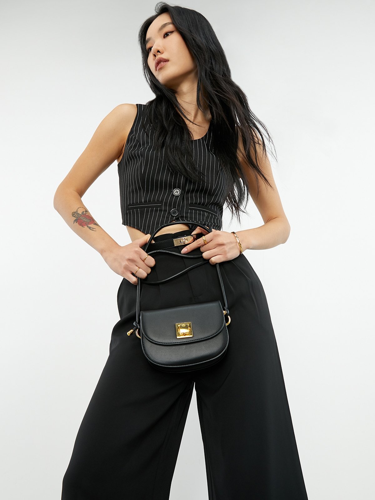 Black flap hot sale crossbody bag