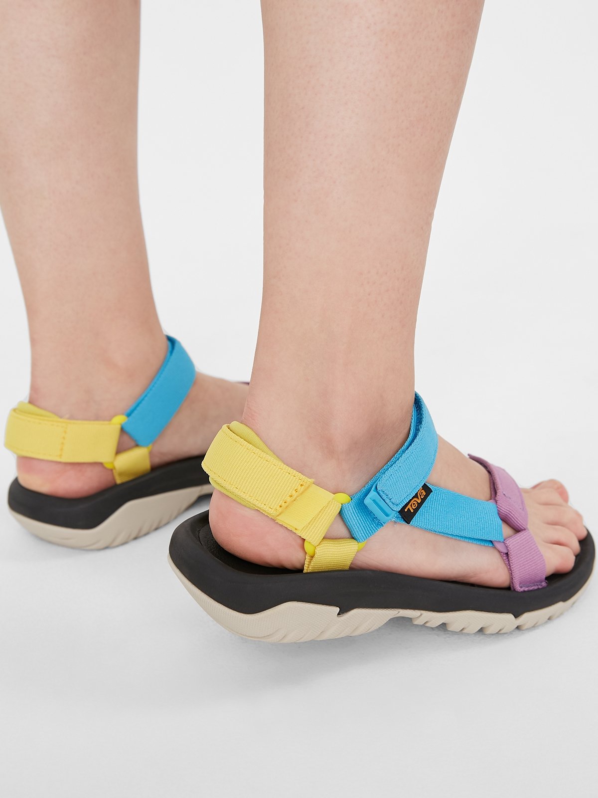 Teva hot sale sandals yellow