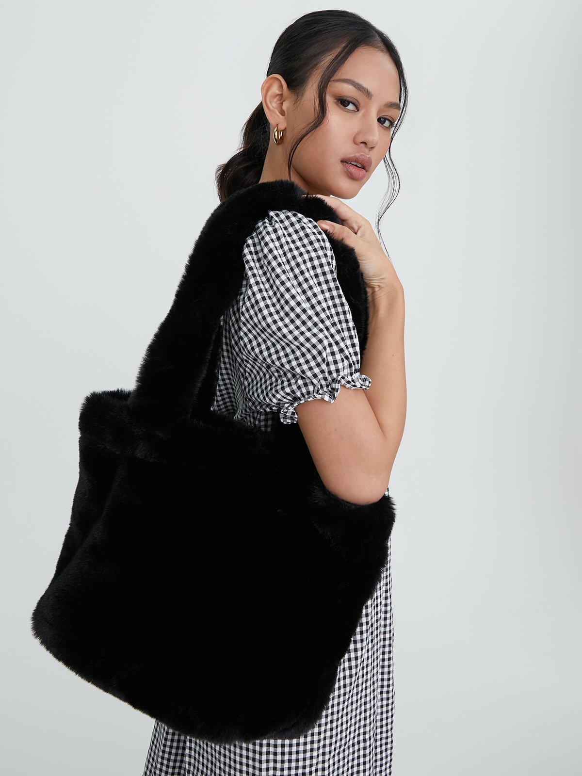 Black fluffy tote bag outlet
