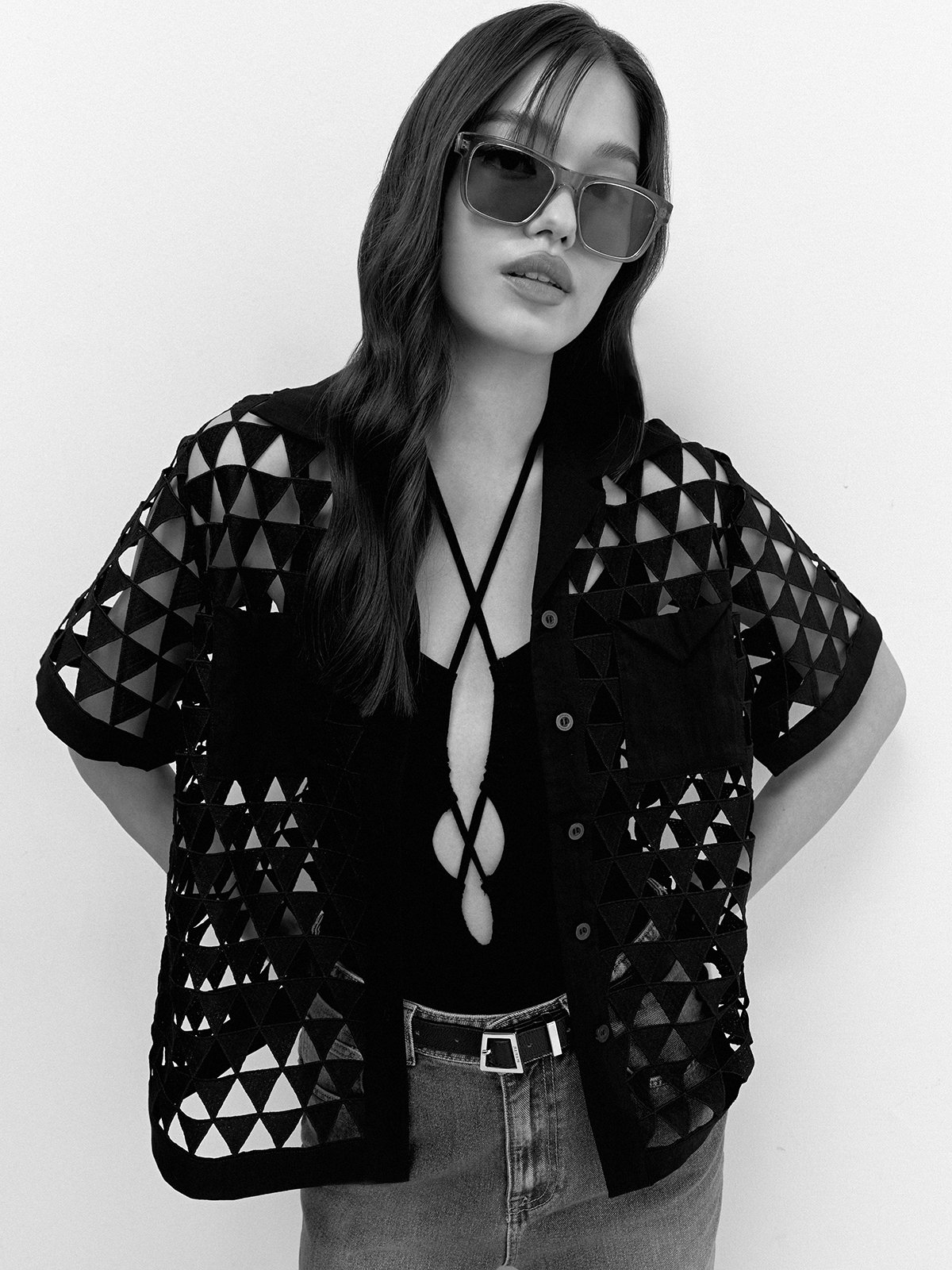 Vickteerut x pomelo sustainable triangle cut out shirt black pomelo