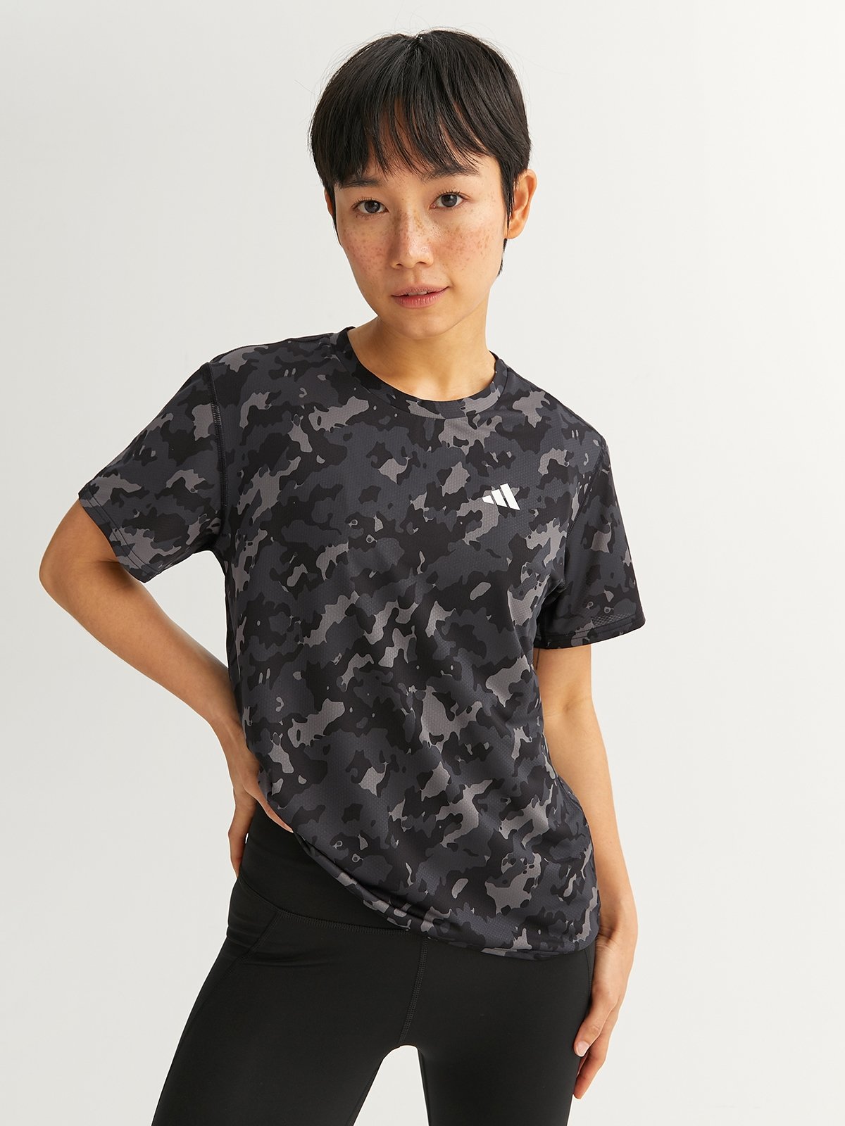 own-the-run-camo-running-t-shirt-black-pomelo-fashion