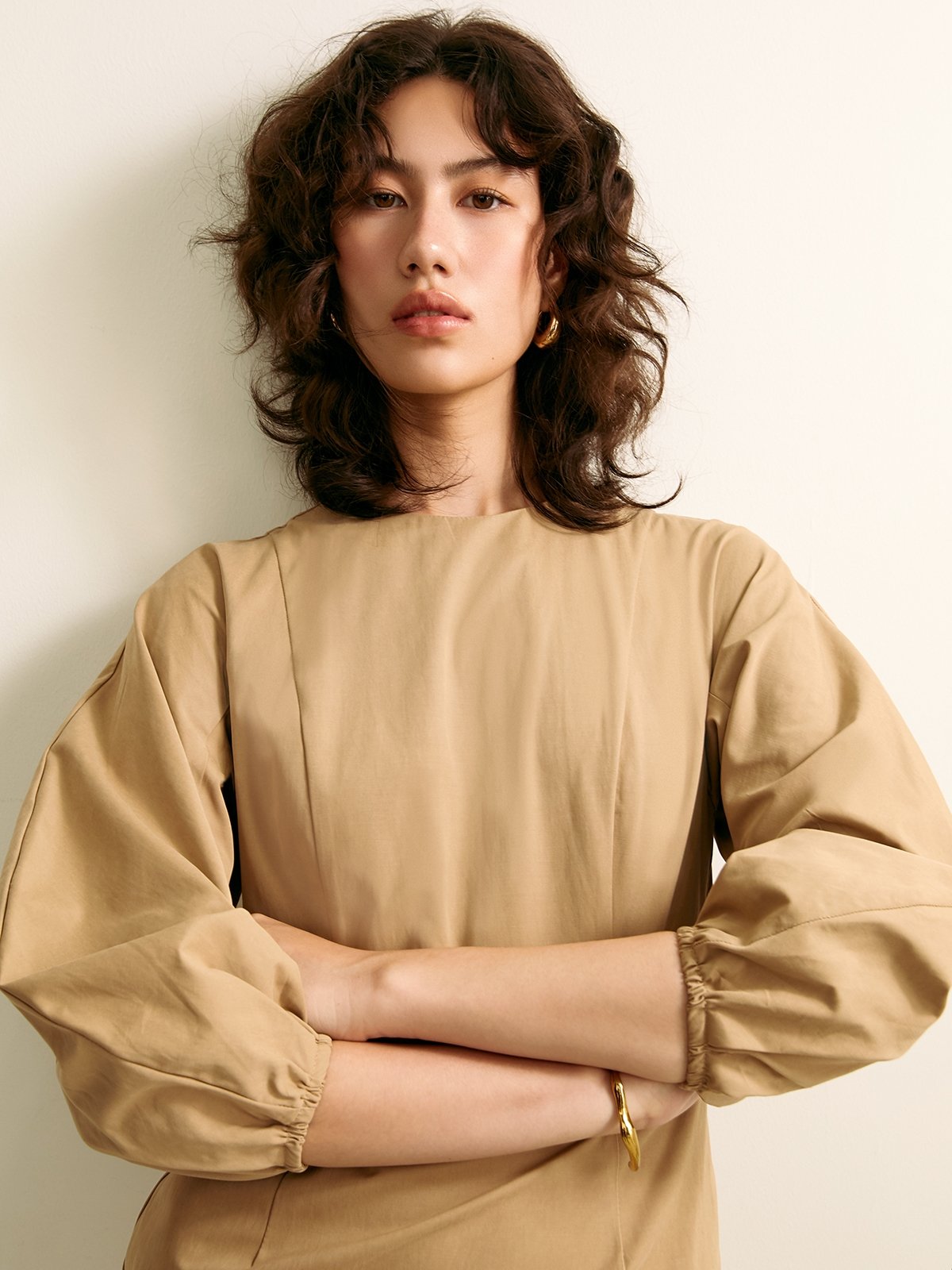 puffed-sleeve-mini-dress-caramel-pomelo-fashion