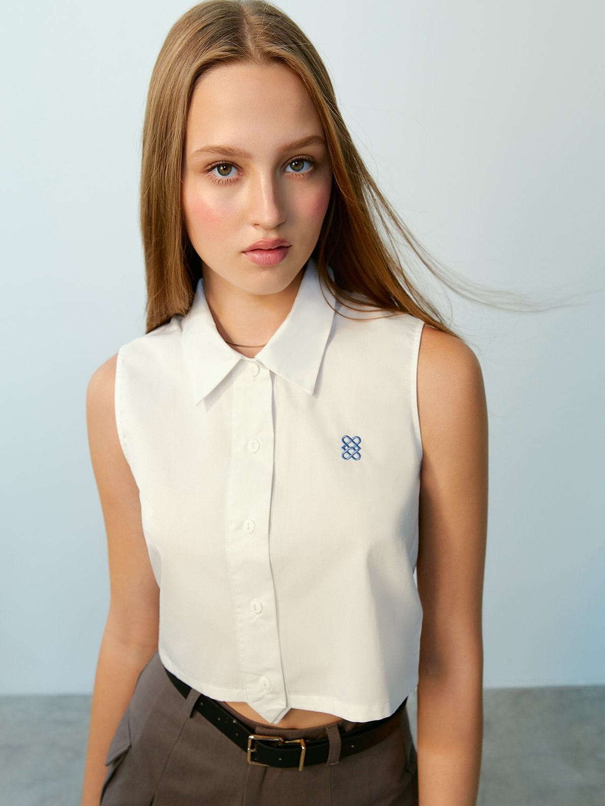Double Weave Logo Sleeveless Button Shirt White Pomelo Fashion double-weave-logo-sleeveless-button-shirt-white-pomelo-fashion