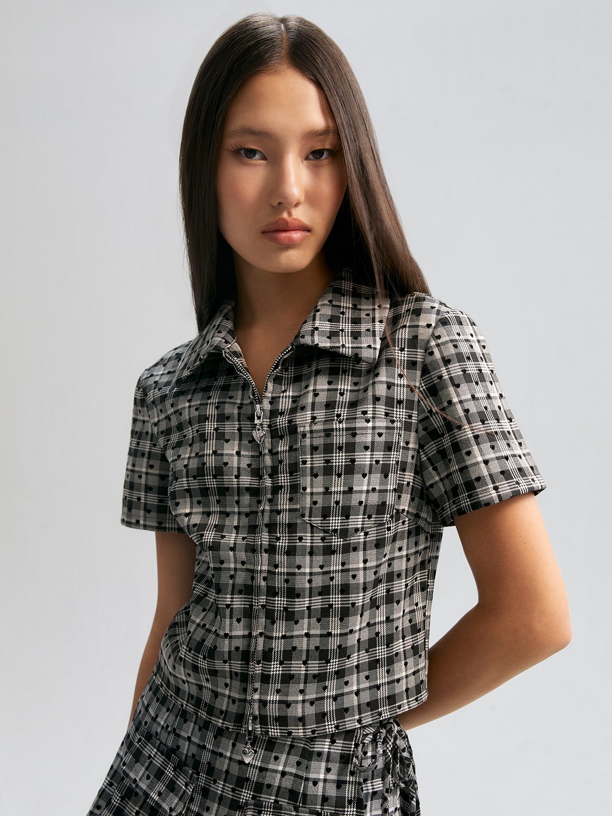 heart-printed-plaid-zipped-crop-shirt-black-pomelo-fashion